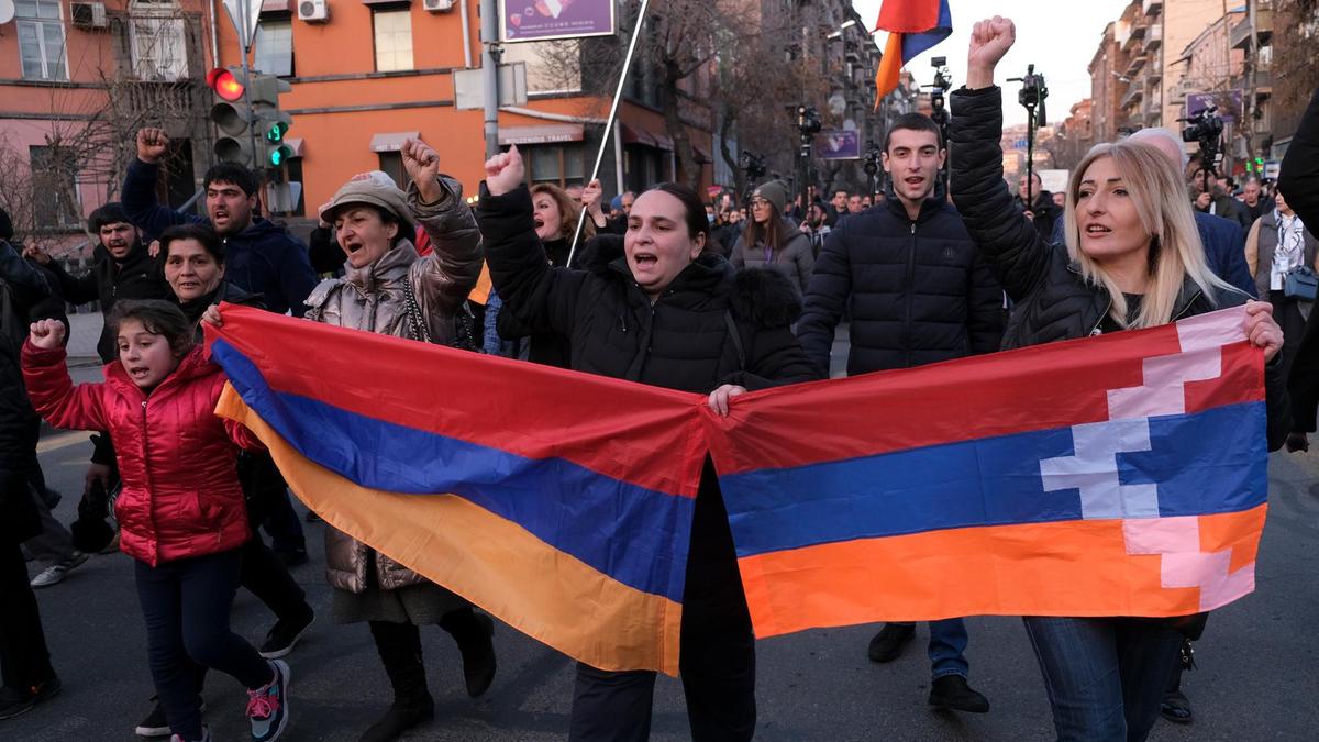 Ermenistan'da Hükümet kompleksinde protesto